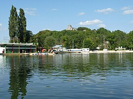 The lake, with the old citadel of Dun-sur-Meuse in the background, in Doulcon