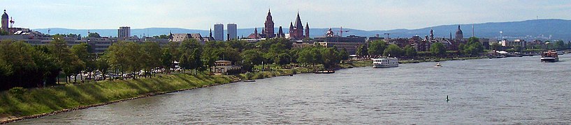 Mainz skyline May 2007, from South Railway bridge over the Rhine looking north