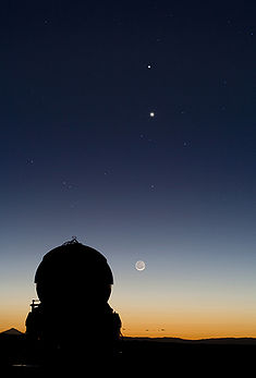 Conjonction de Mercure et Vénus, alignés au-dessus de la Lune, à l’observatoire du Cerro Paranal. (définition réelle 1 691 × 2 500)