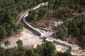 Photo aérienne de la muraille et de la partie ouest de la ville ibérique de La Bastida de les Alcusses.