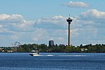 Näsinneula sedd från Lentävänniemi tvärsöver Näsijärvi. Hotel Torni syns i bakgrunden.