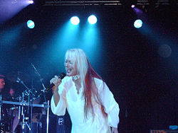 Pamela Moore lavalla Queensrÿchen kanssa vuonna 2006.