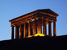 Penshaw Monument illuminé en jaune au crépuscule