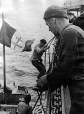 Le bonnet est utilisé fréquemment par les pêcheurs ou les commandos (en noir). Partisan français montant à bord du destroyer polonais ORP Piorun en 1944.