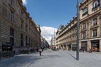 Le début de la rue du Faubourg-du-Temple, place de la République.