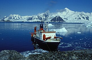 Blick vom Ankerplatz an der Rothera-Station mit dem deutschen Forschungsschiff Polarstern nach Süden über die Ryder Bay auf die Princess Royal Range