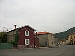 Autre vue de la place centrale du village avec un abreuvoir et une croix