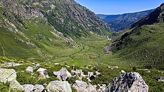 La vallée du ruisseau d'Aston, au fond l'étang de Laparan.