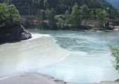 Der Zusammenfluss von Vorder- und Hinterrhein zum nach links hinten abfließenden Alpenrhein bei Reichenau GR