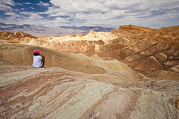 Les formations rocheuses de Manly Beacon et Red Cathedral, dans le Parc national de la Vallée de la mort, en Californie (États-Unis), vues de Zabriskie Point, site éponyme d'un film de Michelangelo Antonioni. (définition réelle 2 000 × 1 333)