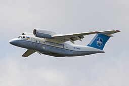 Antonov Airlanesin Antonov An-74 Hostomelin lentoaseman ilmatilassa (2008).