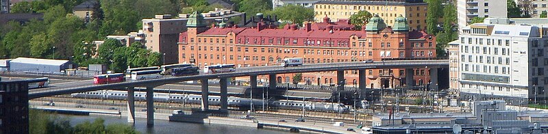 Barnhusbron sedd från Stadshustornet i maj 2009. På bron parkeras ofta bussar. Den stora byggnaden med rött tak är Stockholm Vattens byggnad vid Torsgatan, ritad 1906 av Ferdinand Boberg och Gustaf de Frumerie.