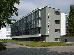 El edificio de la Escuela Bauhaus en Dessau, diseñado por el propio Walter Gropius