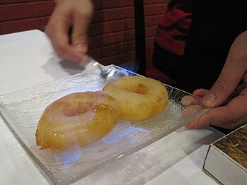 Beignets d'ananas flambés au rhum