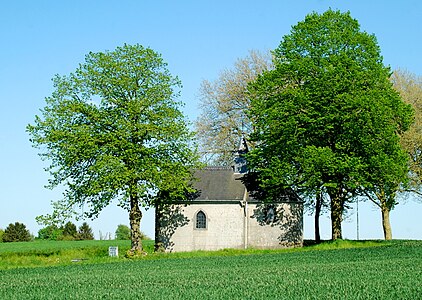 La chapelle vue des champs.