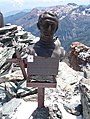 Busto di san Leonardo Murialdo collocato in vetta (opera dello scultore Alfredo Bai).