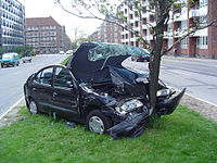 木に正面衝突した交通事故の例