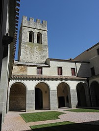 Le cloître mauriste et le clocher sud.