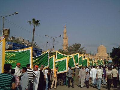 موكب الطريقة البُرهانية الدسوقية المحظورة في الميدان الإبراهيمي أمام المسجد في اليوم الختامي للاحتفال.