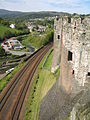 A North Wales Coast Line corre abaixo das muralhas sul do castelo.