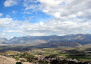 Hinterland von Saranda mit dem Ort Finiq am Fuße des ersten Hügels