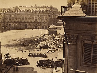 Place Vendôme, la colonne à terre.