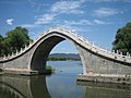 גשר קשת בארמון הקיץ בבייג'ינג שבסין בו צורת המסעה עוקבת אחר שלד הגשר