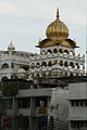 锡克教徒移民建造的金顶錫克廟——西里古鲁辛格萨巴寺（Siri Guru Singh Sabha），是拍乎叻的地標