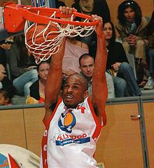 Stanley Jackson (joueur de 2000 à 2005 à l'Élan Chalon) au dunk lors d'un match de Pro A