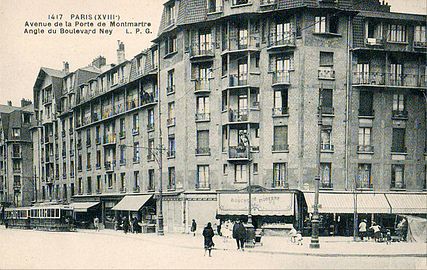 Un tramway Enghien - Trinité à l'angle de l’avenue de la Porte-de-Montmartre et du boulevard Ney.