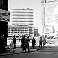 La nouvelle hötorgscity prend forme : le premier des cinq Hötorgsskraporna vu depuis la rue Malmskillnadsgatan. 1959.