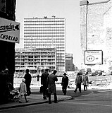 Det nya hötorgscity tar form: det första höghuset sett från Malmskillnadsgatan vid Hamngatan. 1959.