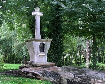 Pierre Cantin surmontée d'une croix en pierre (1845) dédiée à saint Vital