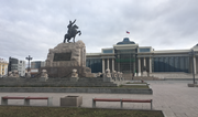 Estátua de Damdin Sükhbaatar com o Palácio do Governo ao fundo.