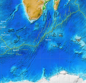 Хребет, протянувшийся на 7700 км от Атлантического до Индийского океана, разделяет Африканскую и Антарктическую тектонические плиты. Белыми точками отмечены горячие точки; красными пунктирными линиями — зоны тектонических разломов.