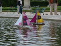 Les petits bateaux à voile naviguant sur le bassin.