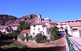 Vista parcial (meridional) del caserío de Valacloche, desde el puente del río Camarena.