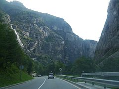 La route dans les gorges de Gondo entre Gondo (854 m) et Simplon-Dorf.