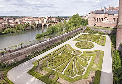 Palais de la Berbie - La place d'arme de Bernard de Castanet devenue un jardin à la française.