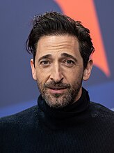 Adrien Brody spielt den in die USA emigrierten Archi­tekten László Tóth und Felicity Jones seine Ehefrau Erzsébet