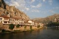 Maisons ottomanes le long du fleuve Yeşilırmak et des tombes pontiques creusées dans la roche.