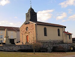 L'église Saint-Epvre et le monument aux morts.