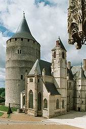 La Sainte-Chapelle devant le donjon.