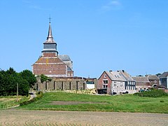 L’église Saint-Jacques-le-Majeur (XVIIIe siècle) et les vieilles maisons typiques du village.