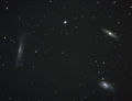 Das Leo-Triplett. Die Galaxien Messier 65 rechts oben, Messier 66 rechts unten und NGC 3628 links. Der hellste Stern auf der Aufnahme, oben in der Mitte gelegen, ist HD 98388 (7,14 mag).