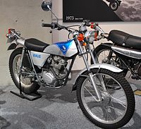 バイアルスTL125。塗装は青。