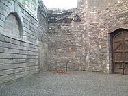 Cruz no lugar onde foi executado James Connolly en Kilmainham Gaol.