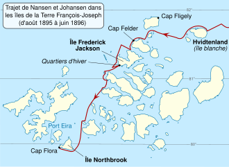 Carte des nombreuses îles éparpillées de la terre François-Joseph. Une ligne partant du coin en haut à droite pénètre l'archipel et se frayent un chemin en direction du sud. Cette ligne représente le trajet du voyage vers le cap Flora. Le lieu de l'hivernage de l'expédition Jackson est présenté sur la carte.