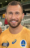 Portrait de face d'un homme en tenue de sport de couleur jaune.