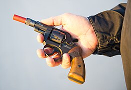 Schreckschussrevolver mit aufgeschraubtem Abschussbecher für pyrotechnische Munition